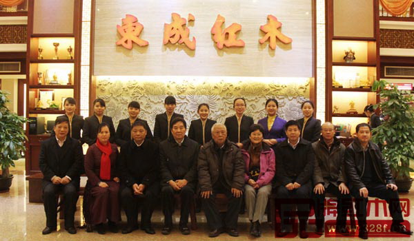 國務(wù)院參事、原國家科技部副部長、黨組成員劉燕華(前排左四)一行蒞臨東成紅木考察調(diào)研林業(yè)產(chǎn)業(yè)發(fā)展情況 國務(wù)院參事、原國家科技部副部長、黨組成員劉燕華(前排左四)一行蒞臨東成紅木考察調(diào)研林業(yè)產(chǎn)業(yè)發(fā)展情況