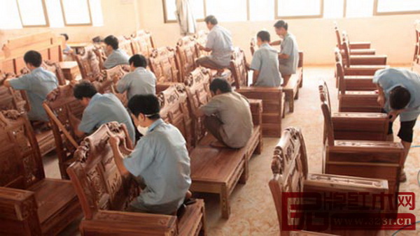 東成紅木的每一件家具從制作到成形經(jīng)過108道工序操作、耗時至少半年 東成紅木的每一件家具從制作到成形經(jīng)過108道工序操作、耗時至少半年