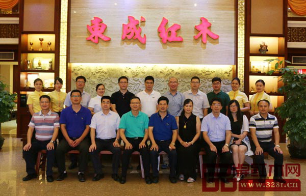 大涌鎮(zhèn)黨委書記郭叢樞(前排左四)親臨東成紅木調(diào)研 大涌鎮(zhèn)黨委書記郭叢樞(前排左四)親臨東成紅木調(diào)研