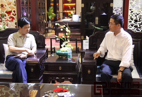 廣東省家具協(xié)會會長王克(右)參觀調(diào)研東成紅木,并于董事長張錫復(fù)交流工作 廣東省家具協(xié)會會長王克(右)參觀調(diào)研東成紅木,并于董事長張錫復(fù)交流工作