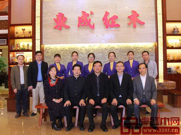 中山市人大常委會主任、中山市市委書記陳如桂(前排中),中山市委常委、宣傳部部長方維廷(前排右一)一行親臨東成紅木調(diào)研工作 中山市人大常委會主任、中山市市委書記陳如桂(前排中),中山市委常委、宣傳部部長方維廷(前排右一)一行親臨東成紅木調(diào)研工作