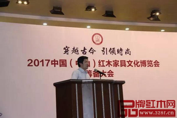 東成紅木董事長張錫復(fù)作為紅木家具行業(yè)知名品牌代表,在“2017中國(中山)紅木家具文化博覽會籌備大會”上致辭 東成紅木董事長張錫復(fù)作為紅木家具行業(yè)知名品牌代表,在“2017中國(中山)紅木家具文化博覽會籌備大會”上致辭