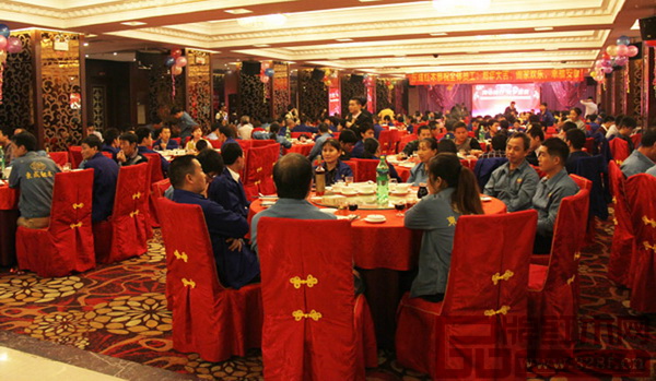 “同心同行·筑夢遠航”東成紅木2016年度總結(jié)表彰會暨聯(lián)歡晚會1月7日舉行 “同心同行·筑夢遠航”東成紅木2016年度總結(jié)表彰會暨聯(lián)歡晚會1月7日舉行