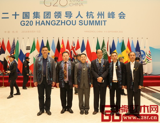 志成紅木董事長李正倫（左一）與中山市政協(xié)副主席馬志剛（中）、中山市政協(xié)調(diào)研員冼福全（右一）等領(lǐng)導(dǎo)在杭州G20峰會舉辦地合影留念