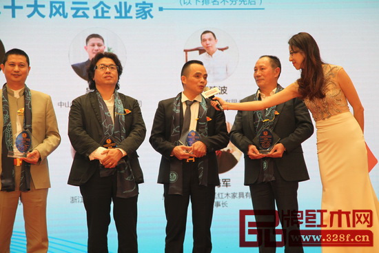 在第七屆中國紅木家具品牌大會頒獎典禮上，雅仕軒董事長陳君發(fā)表獲獎感言