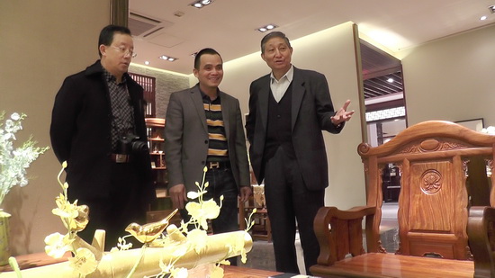 原故宮博物院文保科技部主任曹靜樓（右）華南農(nóng)業(yè)大學(xué)博士生導(dǎo)師李凱夫（左）與雅仕軒董事長陳君（中）交流香頌沙發(fā)的造型及工藝特點