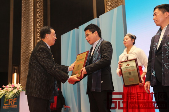 華南農(nóng)業(yè)大學博士生導師李凱夫為孔連紅木頒獎，總經(jīng)理李子雄（左二）上臺領獎