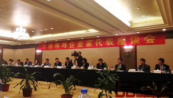 中山市市委書記陳如桂，市長焦蘭生，廣東省委統(tǒng)戰(zhàn)部副部長、省工商聯(lián)黨組書記郭漢毅等領(lǐng)導(dǎo)與企業(yè)家開展了企業(yè)家座談會