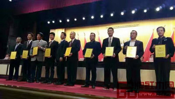 紅古軒總經(jīng)理吳赤宇（右三）當選第十五屆中山市工商聯(lián)（總商會）副主席