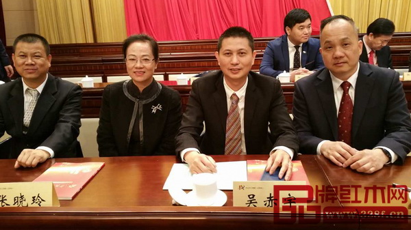 紅古軒總經(jīng)理吳赤宇(右三)出席中山市工商聯(lián)(總商會)第十五次會員代表大會暨第十五屆執(zhí)委會就職典禮 紅古軒總經(jīng)理吳赤宇(右三)出席中山市工商聯(lián)(總商會)第十五次會員代表大會暨第十五屆執(zhí)委會就職典禮