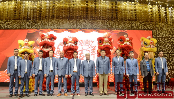 商會(huì)領(lǐng)導(dǎo)與晚會(huì)開(kāi)場(chǎng)雄獅合影,預(yù)示2017年中山市家具商會(huì)生意興隆 商會(huì)領(lǐng)導(dǎo)與晚會(huì)開(kāi)場(chǎng)雄獅合影,預(yù)示2017年中山市家具商會(huì)生意興隆