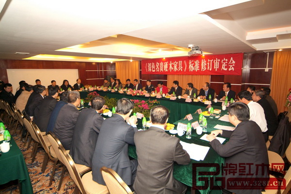 2007年11月,《深色名貴硬木家具》標(biāo)準(zhǔn)修訂審定會(huì)在大涌鎮(zhèn)舉行 2007年11月,《深色名貴硬木家具》標(biāo)準(zhǔn)修訂審定會(huì)在大涌鎮(zhèn)舉行