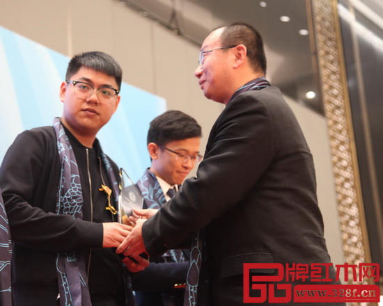明清宮廷家具專家周京南(右)為大清御品總經(jīng)理張昱凱頒發(fā)“2016年中國紅木家具杰出青年企業(yè)家”獎項(xiàng) 明清宮廷家具專家周京南(右)為大清御品總經(jīng)理張昱凱頒發(fā)“2016年中國紅木家具杰出青年企業(yè)家”獎項(xiàng)