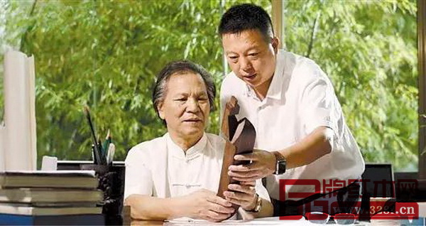 明堂紅木董事長張向榮(右)與其師傅陸光正 明堂紅木董事長張向榮(右)與其師傅陸光正