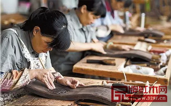 明堂紅木的工人們正忙碌著 明堂紅木的工人們正忙碌著