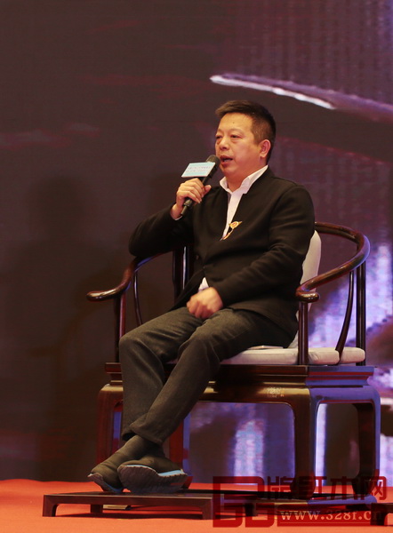 東陽市紅木家具行業(yè)協(xié)會常務(wù)副會長、明堂紅木總經(jīng)理張向榮 東陽市紅木家具行業(yè)協(xié)會常務(wù)副會長、明堂紅木總經(jīng)理張向榮