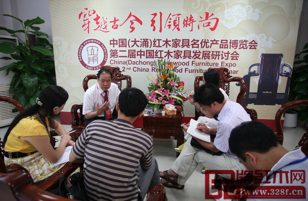 中山市紅木家具行業(yè)協(xié)會(huì)、鴻發(fā)家具董事長蕭照興在第二屆中國紅木家具發(fā)展研討會(huì)上接受記者采訪