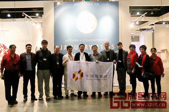 由全國工商聯(lián)執(zhí)委、全聯(lián)民間文物藝術品商會會長宋建文(右六)領隊,中國傳統(tǒng)工藝大師泰和園董事長邵湘文(右五)、國壽紅木董事長陳國壽(左六)受邀參加第22屆美國洛杉磯藝術博覽會中國國家展 由全國工商聯(lián)執(zhí)委、全聯(lián)民間文物藝術品商會會長宋建文(右六)領隊,中國傳統(tǒng)工藝大師泰和園董事長邵湘文(右五)、國壽紅木董事長陳國壽(左六)受邀參加第22屆美國洛杉磯藝術博覽會中國國家展