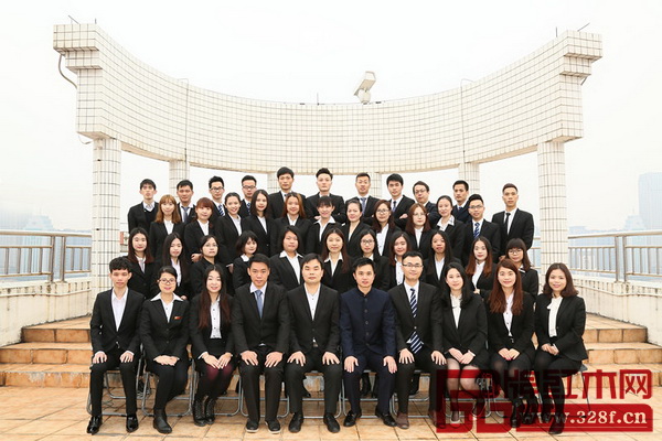 全聯(lián)藝術(shù)紅木家具專業(yè)委員會(huì)秘書處:弘木傳媒團(tuán)隊(duì)合影 全聯(lián)藝術(shù)紅木家具專業(yè)委員會(huì)秘書處:弘木傳媒團(tuán)隊(duì)合影