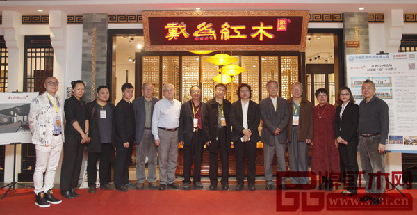 全聯(lián)藝術(shù)紅木家具專委會(huì)專家顧問(wèn)團(tuán)部分專家走訪東莞戴為紅木 全聯(lián)藝術(shù)紅木家具專委會(huì)專家顧問(wèn)團(tuán)部分專家走訪東莞戴為紅木