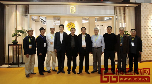 全聯(lián)藝術(shù)紅木家具專委會(huì)專家顧問(wèn)團(tuán)部分專家走訪中山憶古軒 全聯(lián)藝術(shù)紅木家具專委會(huì)專家顧問(wèn)團(tuán)部分專家走訪中山憶古軒