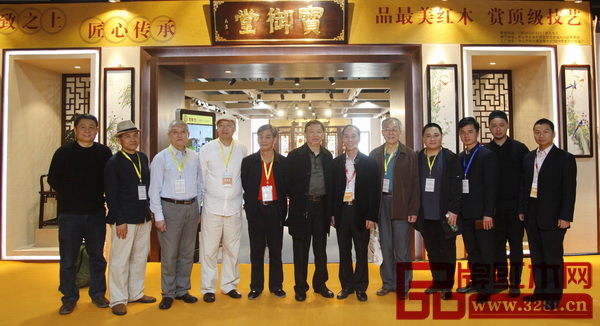 全聯(lián)藝術(shù)紅木家具專委會(huì)專家顧問(wèn)團(tuán)部分專家走訪中山寶御堂 全聯(lián)藝術(shù)紅木家具專委會(huì)專家顧問(wèn)團(tuán)部分專家走訪中山寶御堂