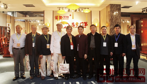 全聯(lián)藝術(shù)紅木家具專委會(huì)專家顧問(wèn)團(tuán)部分專家走訪中山順泰軒 全聯(lián)藝術(shù)紅木家具專委會(huì)專家顧問(wèn)團(tuán)部分專家走訪中山順泰軒