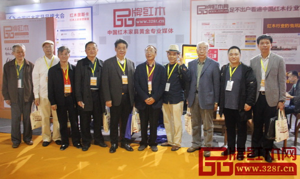 全聯(lián)藝術(shù)紅木家具專委會(huì)專家顧問(wèn)團(tuán)部分專家走訪品牌紅木 全聯(lián)藝術(shù)紅木家具專委會(huì)專家顧問(wèn)團(tuán)部分專家走訪品牌紅木