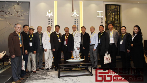 全聯(lián)藝術(shù)紅木家具專委會(huì)專家顧問(wèn)團(tuán)部分專家走訪東陽(yáng)卓木王 全聯(lián)藝術(shù)紅木家具專委會(huì)專家顧問(wèn)團(tuán)部分專家走訪東陽(yáng)卓木王