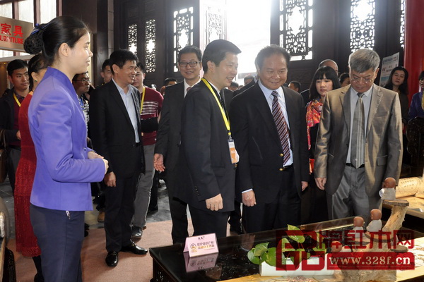 原廣東省常委副省長湯炳權(quán)(右二)、中山市人大副主任馮煜榮(右一)參觀東成紅木位于紅博城四層B02的展廳 原廣東省常委副省長湯炳權(quán)(右二)、中山市人大副主任馮煜榮(右一)參觀東成紅木位于紅博城四層B02的展廳