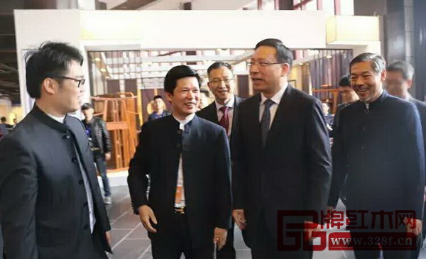 中山市委書記陳如桂(右二)、大涌鎮(zhèn)黨委書記郭叢樞(右三)蒞臨東成紅木展館參觀指導(dǎo) 中山市委書記陳如桂(右二)、大涌鎮(zhèn)黨委書記郭叢樞(右三)蒞臨東成紅木展館參觀指導(dǎo)