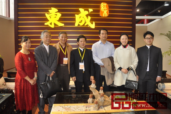 中國林產(chǎn)工業(yè)協(xié)會執(zhí)行會長王滿(右三)、中國家具協(xié)會副秘書長屠祺(右二)、原故宮博物院文??萍疾恐魅尾莒o樓(左三)、中國紅木文化研究院院長濮安國(左二)蒞臨東成紅木展館參觀指導(dǎo) 中國林產(chǎn)工業(yè)協(xié)會執(zhí)行會長王滿(右三)、中國家具協(xié)會副秘書長屠祺(右二)、原故宮博物院文??萍疾恐魅尾莒o樓(左三)、中國紅木文化研究院院長濮安國(左二)蒞臨東成紅木展館參觀指導(dǎo)