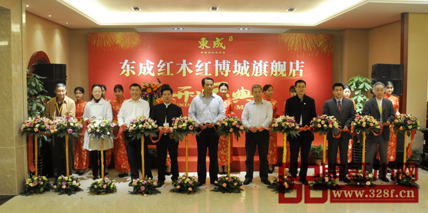 中國林產(chǎn)業(yè)工業(yè)協(xié)會執(zhí)行會長王滿(左五),廣東省林廳副廳長楊勝強(qiáng)(右四)、國家林業(yè)局直屬機(jī)關(guān)工會聯(lián)合會主席蔣周明(左三),廣東省家具協(xié)會會長王克(右三),中國家具協(xié)會副秘書長屠祺(左二),中山市大涌鎮(zhèn)黨委副書記、鎮(zhèn)長賀修虎(右二),原故宮博物院文??萍疾恐魅尾莒o樓(左一),中國紅木文化研究院院長濮安國(右一),以及東成紅木董事長張錫復(fù)共同為東成紅木紅博城旗艦店開業(yè)剪彩,共同見證東成紅木新征程的開始 中國林產(chǎn)業(yè)工業(yè)協(xié)會執(zhí)行會長王滿(左五),廣東省林廳副廳長楊勝強(qiáng)(右四)、國家林業(yè)局直屬機(jī)關(guān)工會聯(lián)合會主席蔣周明(左三),廣東省家具協(xié)會會長王克(右三),中國家具協(xié)會副秘書長屠祺(左二),中山市大涌鎮(zhèn)黨委副書記、鎮(zhèn)長賀修虎(右二),原故宮博物院文??萍疾恐魅尾莒o樓(左一),中國紅木文化研究院院長濮安國(右一),以及東成紅木董事長張錫復(fù)共同為東成紅木紅博城旗艦店開業(yè)剪彩,共同見證東成紅木新征程的開始