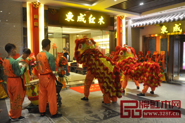 精彩的舞獅表演為東成紅木紅博城旗艦店開業(yè)助慶 精彩的舞獅表演為東成紅木紅博城旗艦店開業(yè)助慶