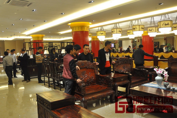 東成紅木紅博城旗艦店開業(yè)現(xiàn)場十分熱鬧 東成紅木紅博城旗艦店開業(yè)現(xiàn)場十分熱鬧