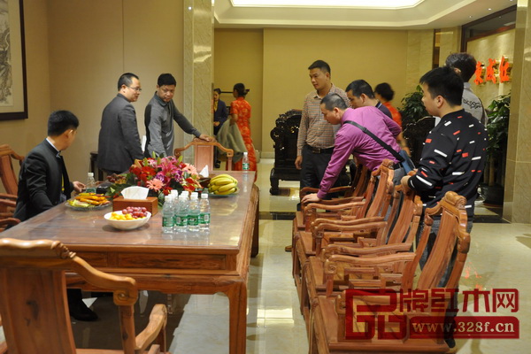 消費者在東成紅木紅博城旗艦店內(nèi)仔細(xì)欣賞其新古典紅木家具 消費者在東成紅木紅博城旗艦店內(nèi)仔細(xì)欣賞其新古典紅木家具