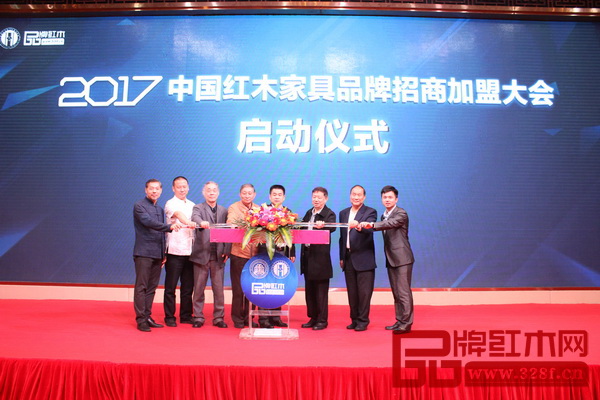 全國工商聯(lián)執(zhí)委、全聯(lián)民間文物藝術(shù)品商會會長、全聯(lián)藝術(shù)紅木家具專委會會長宋建文(右三),中山市大涌鎮(zhèn)鎮(zhèn)長賀修虎(右四),全聯(lián)民間文物藝術(shù)品商會副會長、原故宮博物院文??萍疾恐魅尾莒o樓(左四),中國紅木家具文化研究院院長濮安國(左三),中山市紅木家具行業(yè)協(xié)會會長、鴻發(fā)家具董事長蕭照興(右二),中山市紅木家具行業(yè)協(xié)會執(zhí)行會長、紅博城董事長林孟禮(左一),全聯(lián)藝術(shù)紅木家具專委會主席、西安紅木雅居閣總裁石立峰(左二),全聯(lián)藝術(shù)紅木家具專委會執(zhí)行會長、弘木傳媒CEO林偉華(右一)共同進行推桿儀式 全國工商聯(lián)執(zhí)委、全聯(lián)民間文物藝術(shù)品商會會長、全聯(lián)藝術(shù)紅木家具專委會會長宋建文(右三),中山市大涌鎮(zhèn)鎮(zhèn)長賀修虎(右四),全聯(lián)民間文物藝術(shù)品商會副會長、原故宮博物院文??萍疾恐魅尾莒o樓(左四),中國紅木家具文化研究院院長濮安國(左三),中山市紅木家具行業(yè)協(xié)會會長、鴻發(fā)家具董事長蕭照興(右二),中山市紅木家具行業(yè)協(xié)會執(zhí)行會長、紅博城董事長林孟禮(左一),全聯(lián)藝術(shù)紅木家具專委會主席、西安紅木雅居閣總裁石立峰(左二),全聯(lián)藝術(shù)紅木家具專委會執(zhí)行會長、弘木傳媒CEO林偉華(右一)共同進行推桿儀式