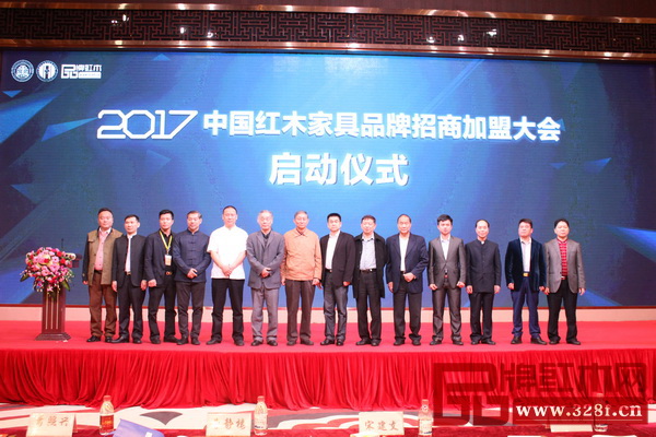全國工商聯(lián)執(zhí)委、全聯(lián)民間文物藝術(shù)品商會會長、全聯(lián)藝術(shù)紅木家具專委會會長宋建文(右六),中山市大涌鎮(zhèn)鎮(zhèn)長賀修虎(右七),全聯(lián)民間文物藝術(shù)品商會副會長、原故宮博物院文??萍疾恐魅尾莒o樓(左七),中國紅木家具文化研究院院長濮安國(左六),中山市紅木家具行業(yè)協(xié)會會長、鴻發(fā)家具董事長蕭照興(右五),中山市紅木家具行業(yè)協(xié)會執(zhí)行會長、紅博城董事長林孟禮(左四),全聯(lián)藝術(shù)紅木家具專委會主席、西安紅木雅居閣總裁石立峰(左五),全聯(lián)藝術(shù)紅木家具專委會執(zhí)行會長、弘木傳媒CEO林偉華(右四)中山市原政協(xié)秘書長、中山寶御堂家具董事長歐萬洪(右三)中山市東陽紅木商會會長、中山長豐家具董事長陳新豐(右二),全聯(lián)藝術(shù)紅木家具專委會副主任、中山順泰軒家具董事長劉勝長(右一),全聯(lián)藝術(shù)紅木家具專委會副主任、中山雍博堂家具董事長胡遠廉(左二),中山地天泰家具董事長許貴祿(左一),福建仰古軒家具董事長楊衛(wèi)民(左三)共同見證紅木品牌招商大會啟動 全國工商聯(lián)執(zhí)委、全聯(lián)民間文物藝術(shù)品商會會長、全聯(lián)藝術(shù)紅木家具專委會會長宋建文(右六),中山市大涌鎮(zhèn)鎮(zhèn)長賀修虎(右七),全聯(lián)民間文物藝術(shù)品商會副會長、原故宮博物院文保科技部主任曹靜樓(左七),中國紅木家具文化研究院院長濮安國(左六),中山市紅木家具行業(yè)協(xié)會會長、鴻發(fā)家具董事長蕭照興(右五),中山市紅木家具行業(yè)協(xié)會執(zhí)行會長、紅博城董事長林孟禮(左四),全聯(lián)藝術(shù)紅木家具專委會主席、西安紅木雅居閣總裁石立峰(左五),全聯(lián)藝術(shù)紅木家具專委會執(zhí)行會長、弘木傳媒CEO林偉華(右四)中山市原政協(xié)秘書長、中山寶御堂家具董事長歐萬洪(右三)中山市東陽紅木商會會長、中山長豐家具董事長陳新豐(右二),全聯(lián)藝術(shù)紅木家具專委會副主任、中山順泰軒家具董事長劉勝長(右一),全聯(lián)藝術(shù)紅木家具專委會副主任、中山雍博堂家具董事長胡遠廉(左二),中山地天泰家具董事長許貴祿(左一),福建仰古軒家具董事長楊衛(wèi)民(左三)共同見證紅木品牌招商大會啟動