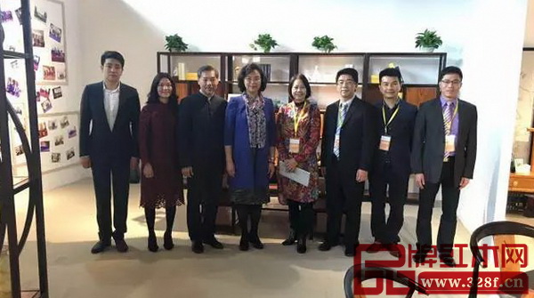 憶古軒總經理劉宇（左一）陪同中山市委常委、統(tǒng)戰(zhàn)部部長梁麗嫻（左四），紅博城董事長林孟禮（左三）等參觀世珀展廳