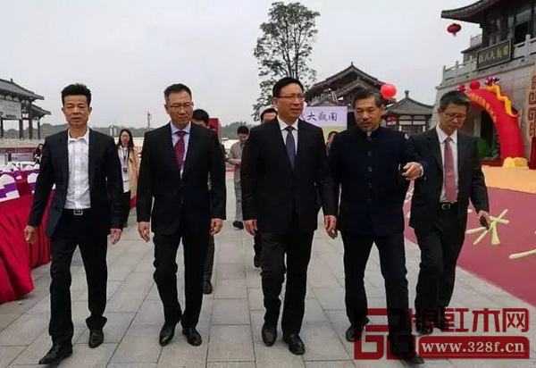 中山市市委書記、市人大常委會主任陳如桂（左三），大涌鎮(zhèn)黨委書記郭叢樞（左二）到展會現(xiàn)場考察調研 