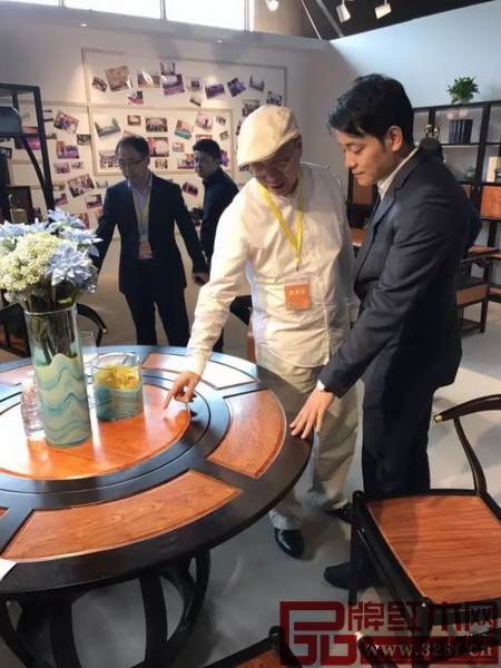 教育部《家具設計與制造》專業(yè)帶頭人、國務院津貼專家彭亮肯定了世珀系列在設計上的創(chuàng)新，并向憶古軒總經理劉宇提出改進建議