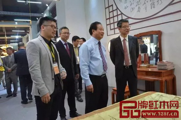 廣東省政府原常務副省長、孫中山基金會理事長湯炳權走訪展會現(xiàn)場（右二）