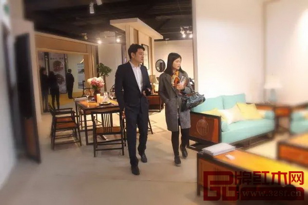 憶古軒總經理劉宇與經銷商分享了世珀品牌的研發(fā)歷程、當代東方家具的定義以及行業(yè)的發(fā)展趨勢