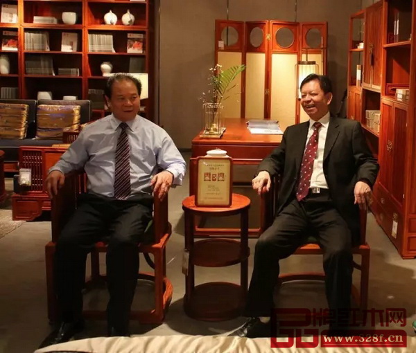 原廣東省常務(wù)副省長湯炳權(quán)（左）與國壽紅木董事長陳國壽（右）于國壽椅上合影