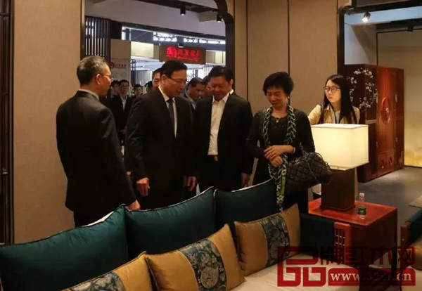 中山市委書記陳如桂（左二）蒞臨國壽展館