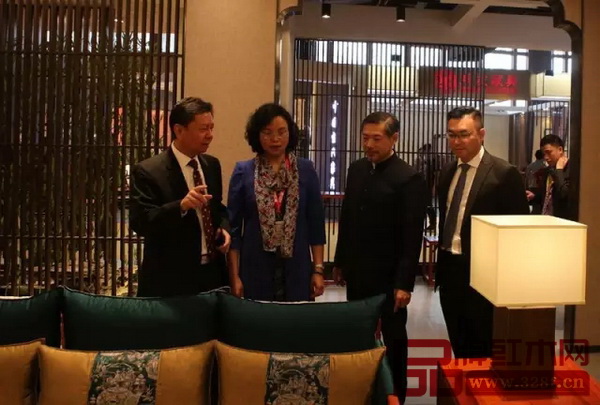 國壽紅木董事長陳國壽（左一）、副董事長陳淦凡（右一）為中山市副市長吳月霞（左二）、紅博城董事長林孟禮點(diǎn)評(píng)新明式精髓