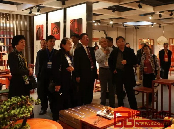 全國工商聯(lián)執(zhí)委、全國工商聯(lián)民間文物藝術(shù)品商會(huì)會(huì)長、全聯(lián)藝術(shù)紅木家具專委會(huì)會(huì)長宋建文（右三）參觀現(xiàn)場