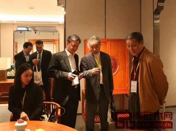 中國紅木家具文化研究院院長濮安國（右二）、原故宮博物院文?？萍疾恐魅尾莒o樓（右一）與國壽紅木董事長陳國壽探討新明式元素