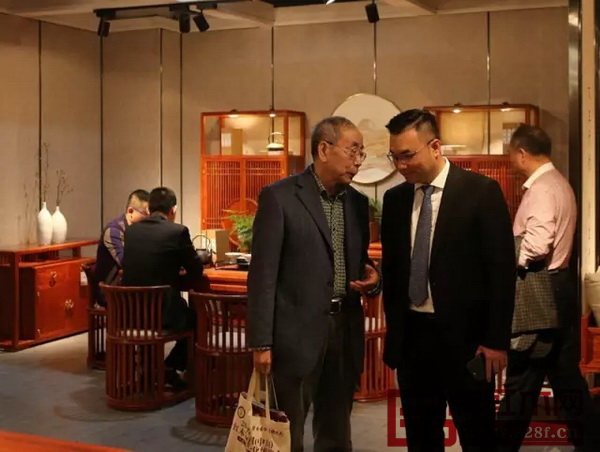 中國紅木家具技術(shù)專家曹新民（左）與國壽紅木副董事長陳淦凡（右）進(jìn)行交流