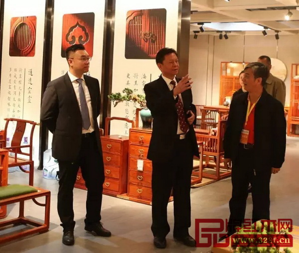 海南黃花梨文化研究會(huì)會(huì)長張志揚(yáng)（右一）與國壽紅木董事長陳國壽（右二）、副董事長陳淦凡（左一）交流探討